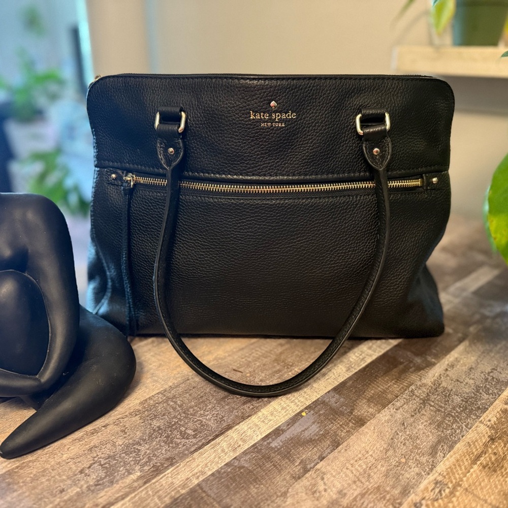 🖤 Kate Spade New York Black Leather Satchel 🖤
✨ Elegant | Spacious | Timeless ✨